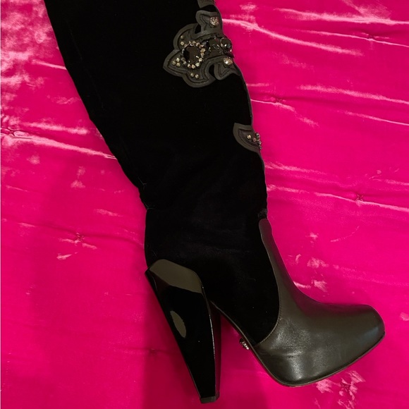 VERSACE CHRYSTAL-EMBELLISHED CROSS VELVET and LEATHER KNEE BOOTS 38 1/2 / 8.5. - Picture 5 of 12
